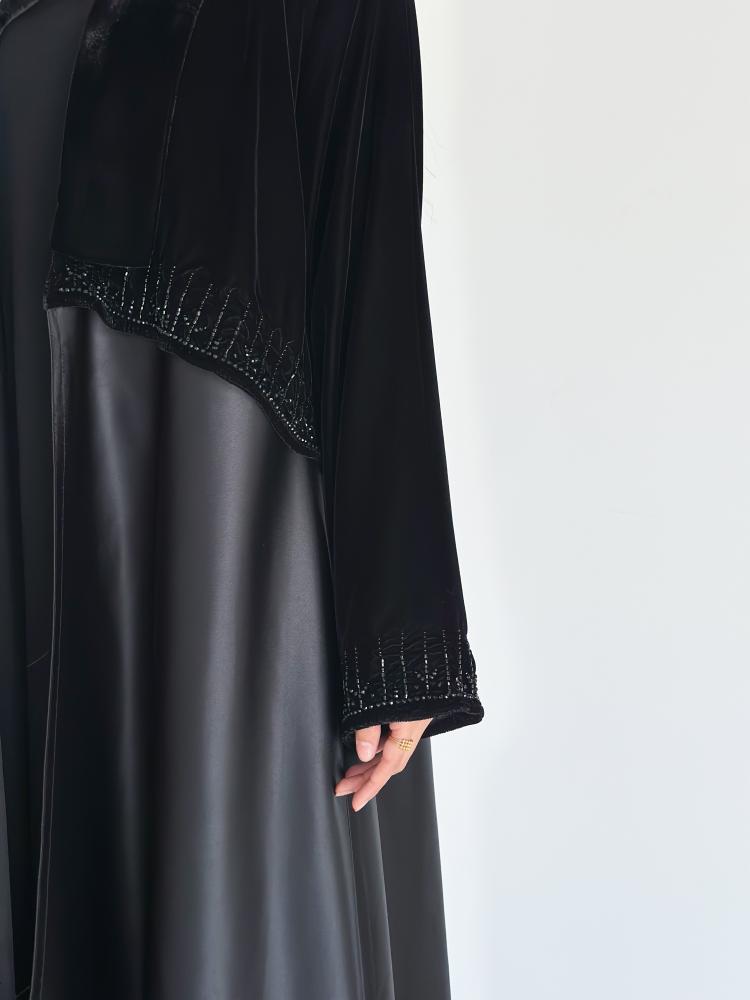 عباية مخمل شتوي أنيقة بتصميم فاخر