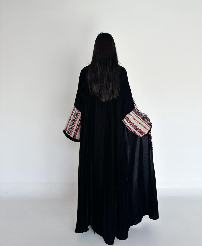 احصليي على عباية شتوية مخمل من lavie abaya