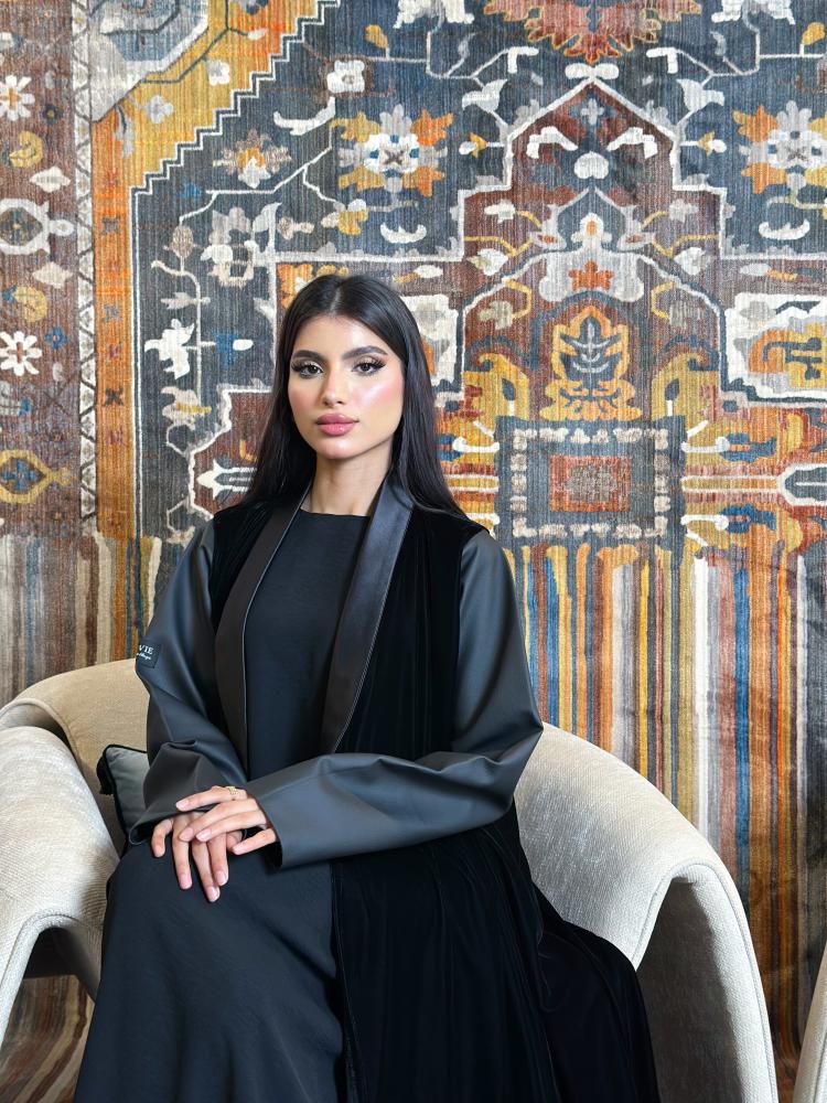 عباية مفتوحة بتصميم عصري راقي من La Vie
