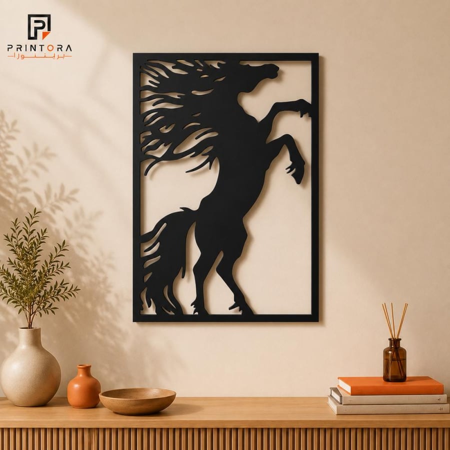 لوحة جدارية أكريليك سوداء بتصميم حصان كامل داخل إطار