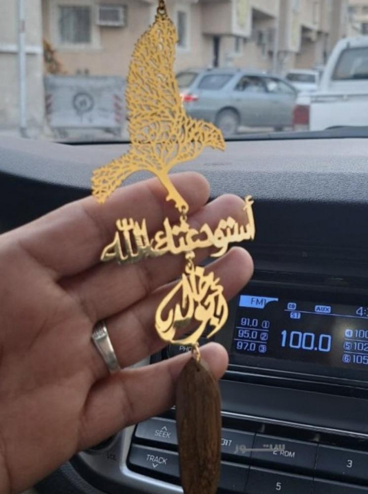 تعليقة سيارة فاخرة بتصميم صقر حلق وكسرة العود (متوفرة باللونين الذهبي والفضي)