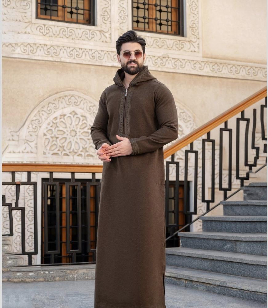 ارتدِ الفخامة.. واجعل شتاءك هذا العام ينطق هيبة وتميزاً بصمتك وحدك. مع تطريز اسم بالخلف حسب الطلب