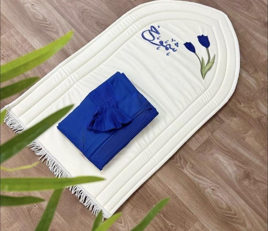 طقم صلاة فاخر مكون من قطعتين  بتصميم زهور التوليب والتطريز الشخصي