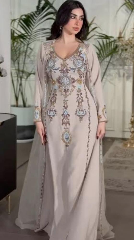 Elegant beige embroidered evening bag