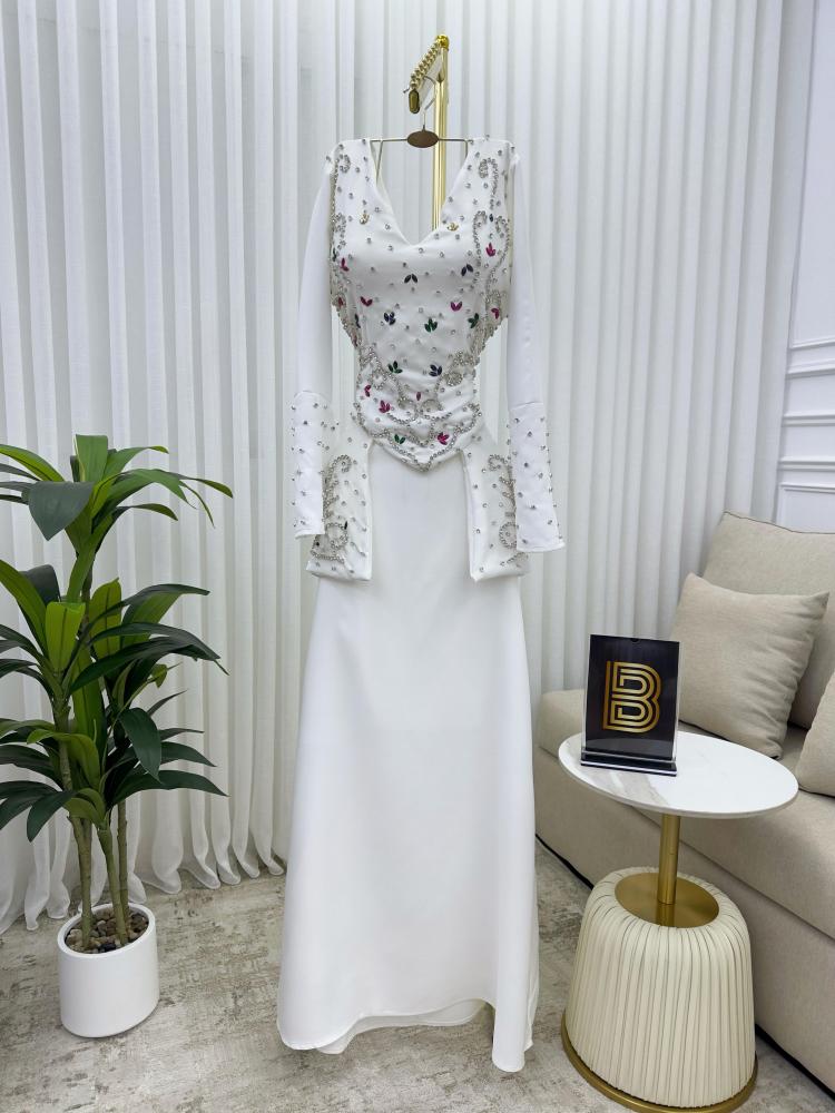 Elegant evening dress embroidered in beige