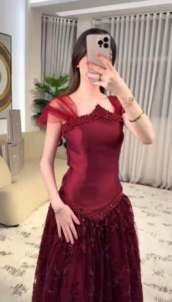 Elegant evening dress with luxurious embroidery in oud color