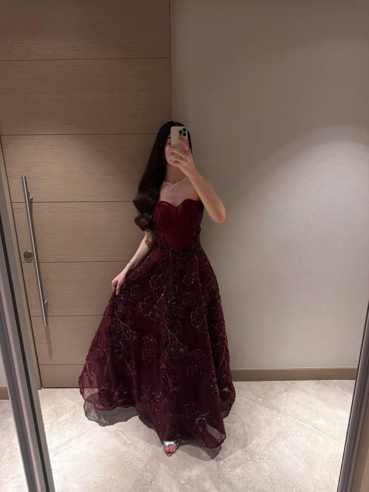 Elegant evening dress embroidered with traditional Najdi style