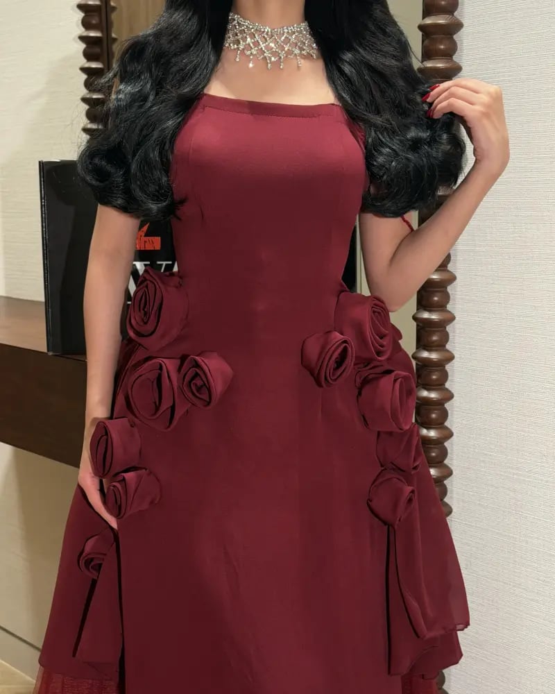 فستان سهرة عنابي بورود بارزة
