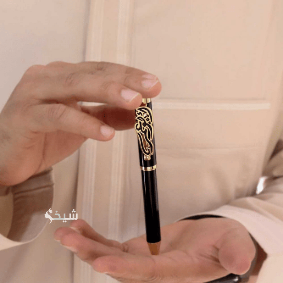 قلم رجالي مبطن بالاسم الذهبي  - متجر مشاعر
