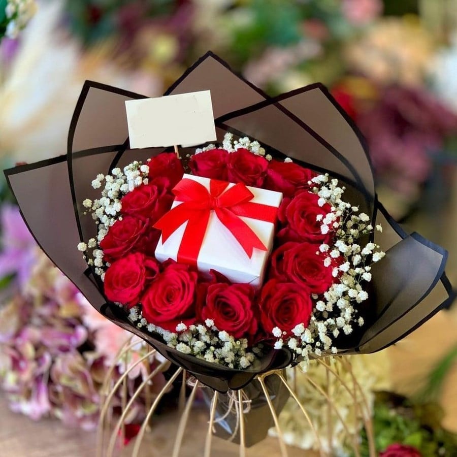 تغليف هدايا مع باقه ورد طبيعية