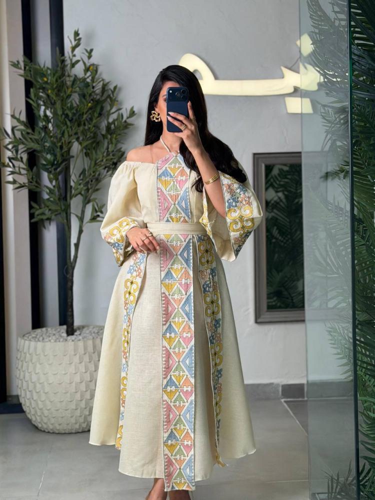 جلابية أكمام مطرّزة تضيف فخامةً تراثيّة
