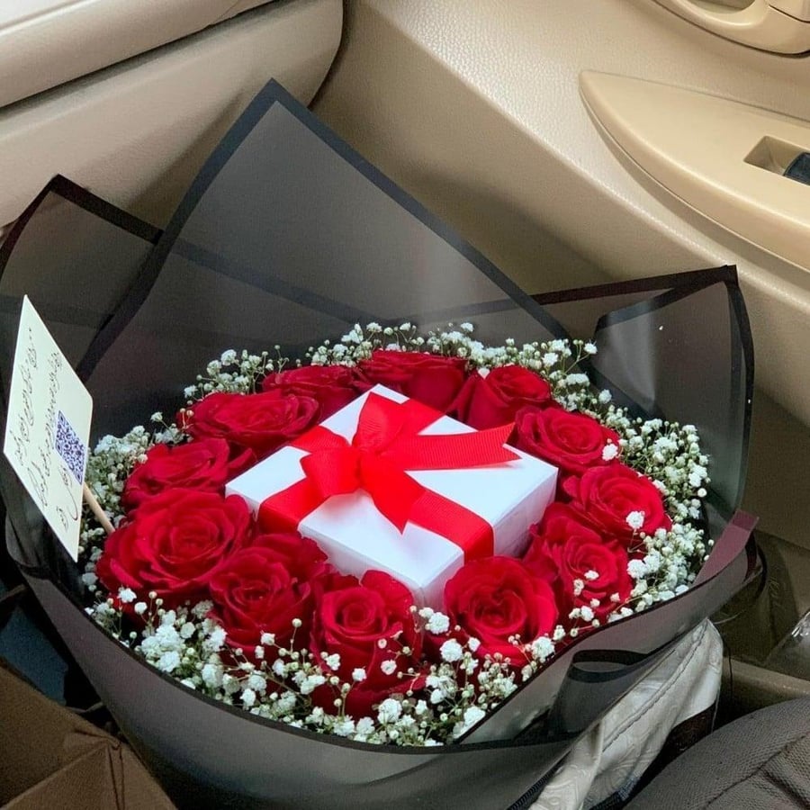 باقه ورد مرتب وأنيق مع كرت إهداء