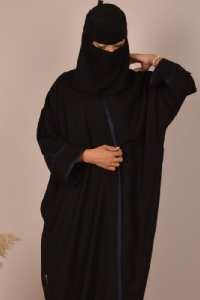 تألقي بإطلالة راقية مع عباية الكريب المقلم،