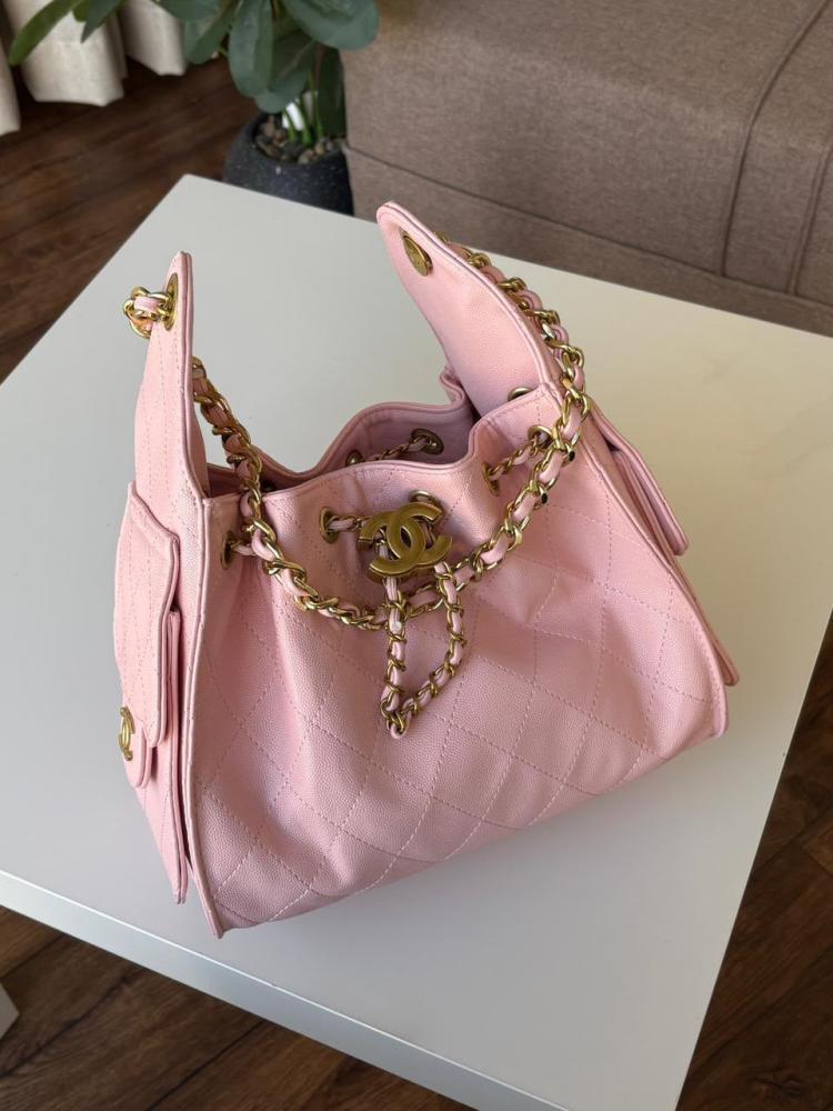 حقيبة يد نسائية من ماركة CHANEL