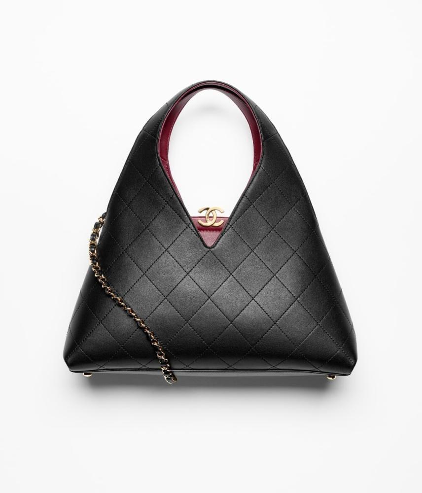 حقيبة يد سوداء مبطنة من شانيل (Chanel Chic Lady) تتميز بتصميم هندسي هندسي فريد وبطانة داخلية حمراء زاهية مع قفل شعار CC الذهبي.
