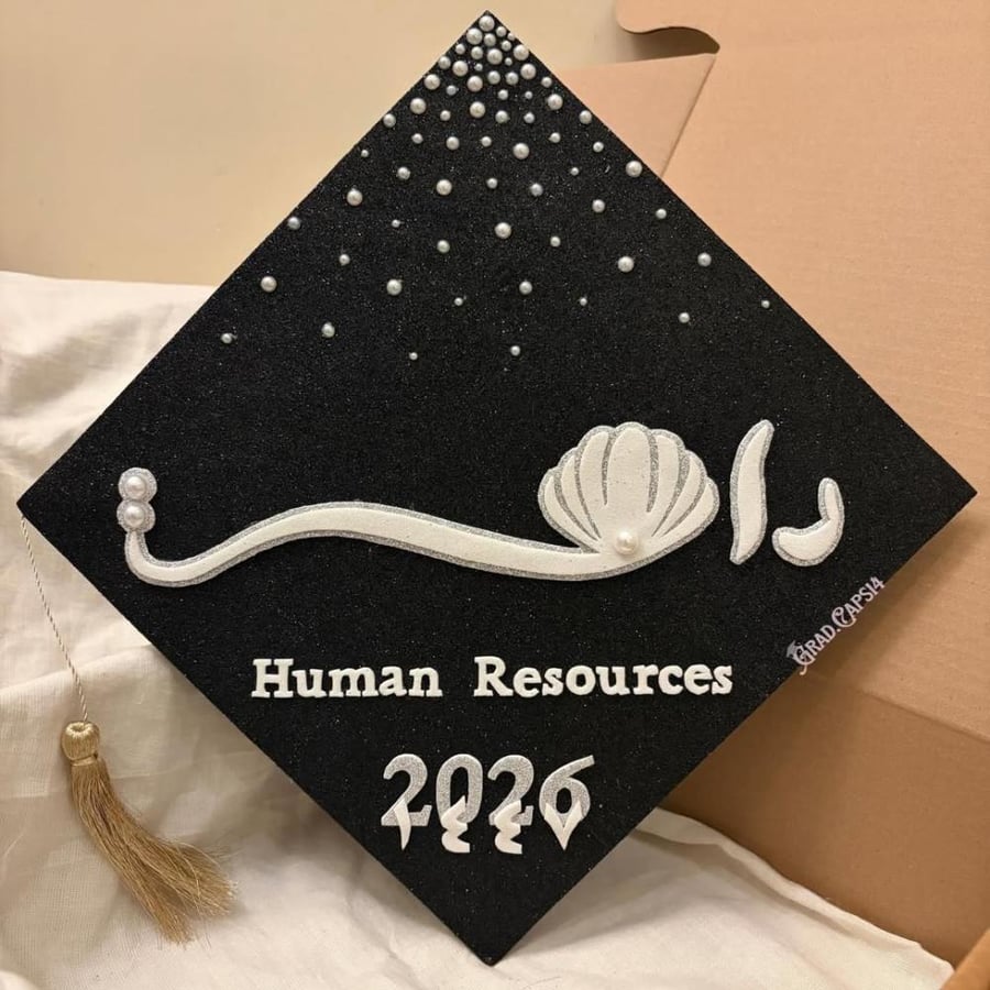 قبعة تخرج بالاسم 2026