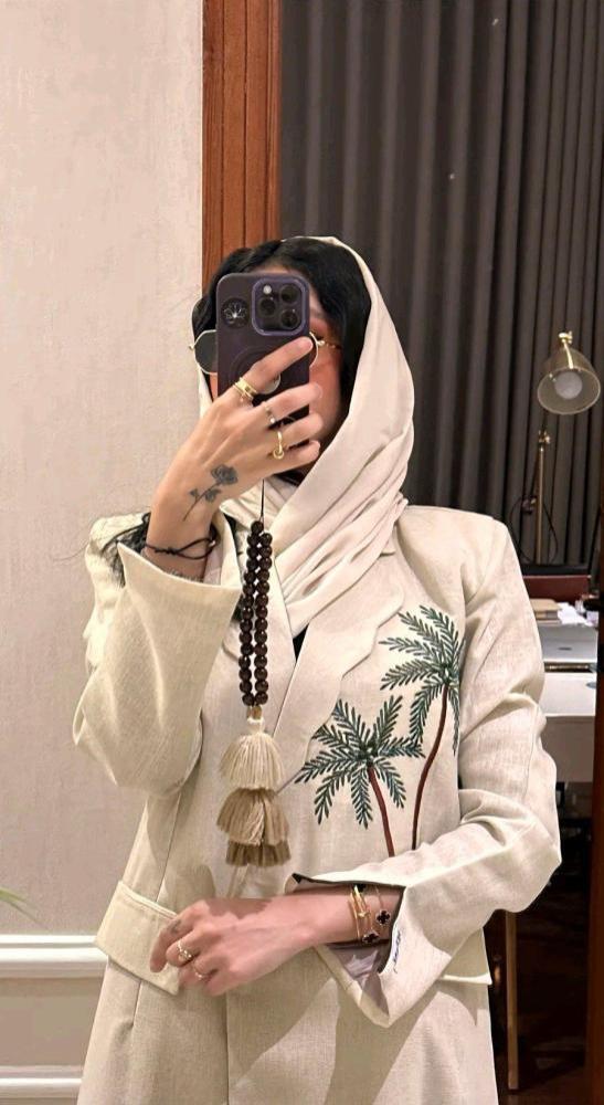 عباية نجديه بتطريز شکل نخله