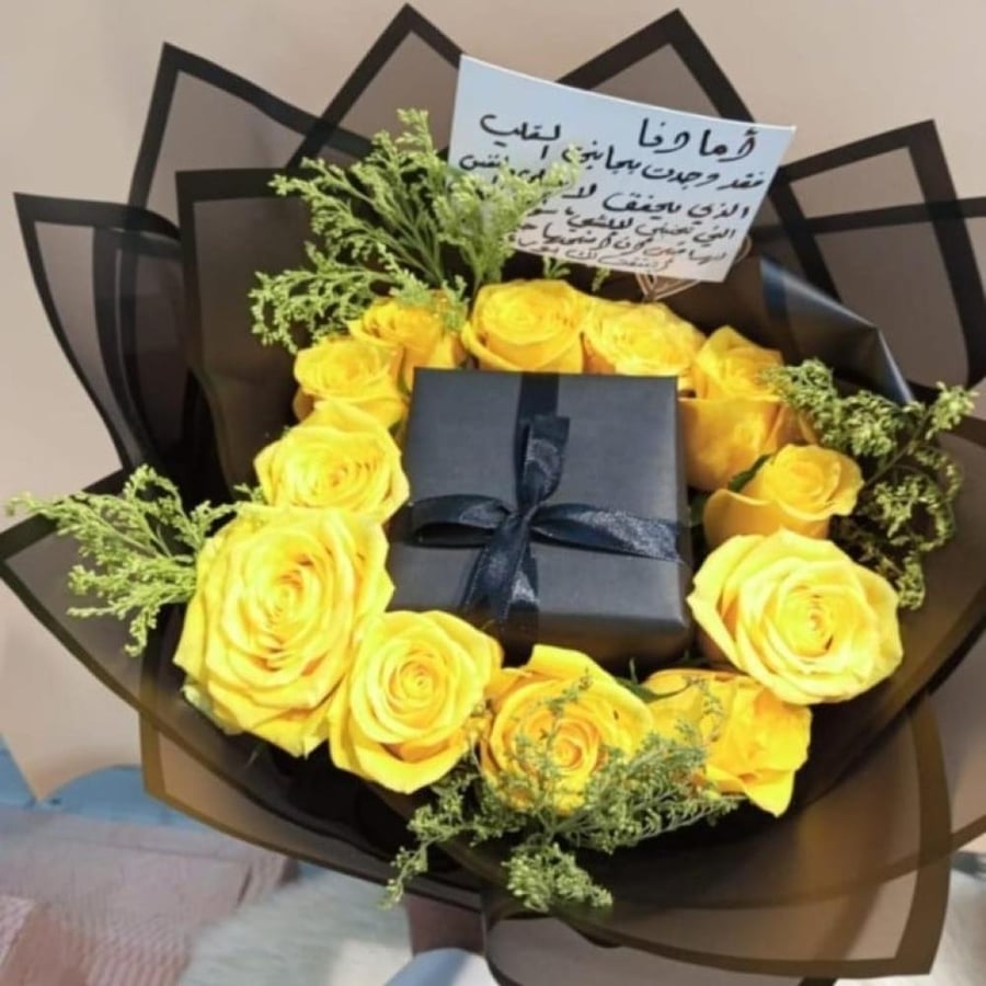 تغليف هدايا مع باقه ورد طبيعية