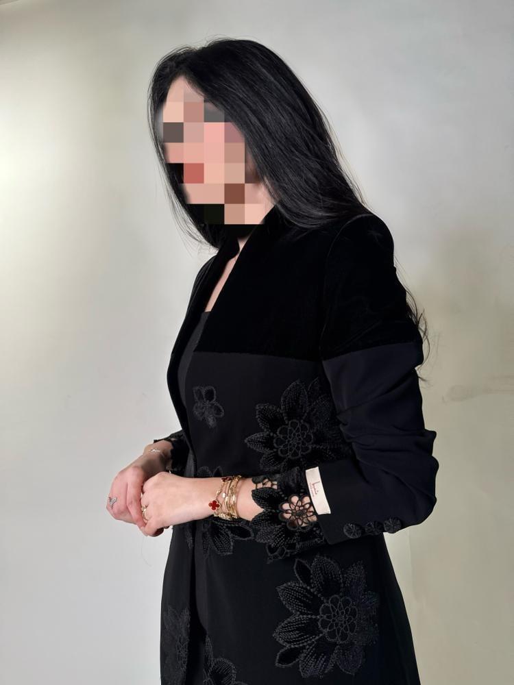 عباية كريب مع ورود مخمل