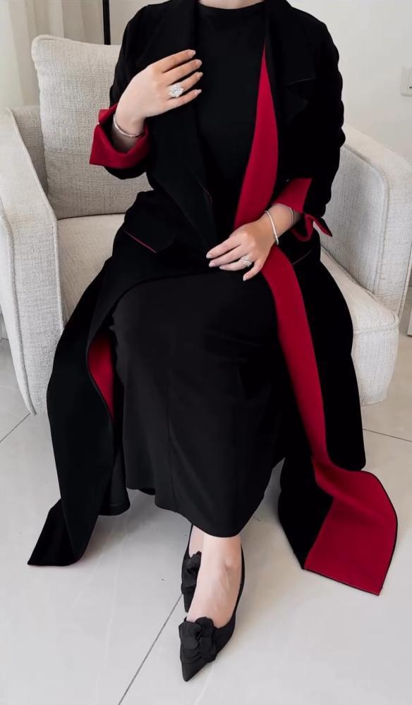بليزر عباية ملكي باللون الأسود الفاحم ومطعم باللون الأحمر