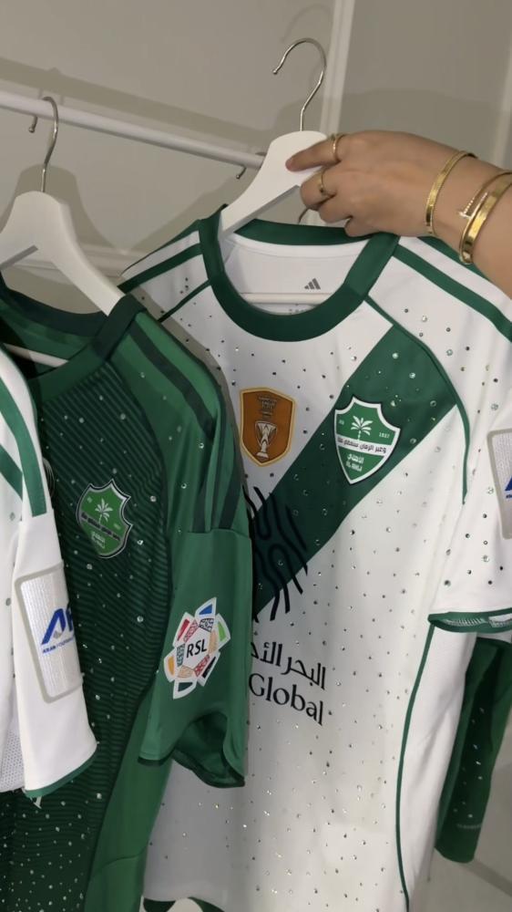 تيشرت الاهلي بجمال الكريستال