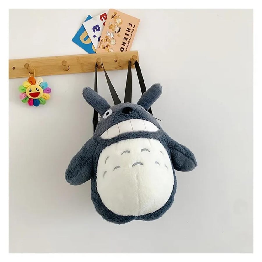 حقيبة ظهر توتورو الفروية المجسمة من استوديو غيبلي (Studio Ghibli: My Neighbor Totoro Plush Backpack 33cm) - خامة قطيفة فائقة النعومة بابتسامة توتورو العريضة وتصميم دمية العناق ثلاثية الأبعاد