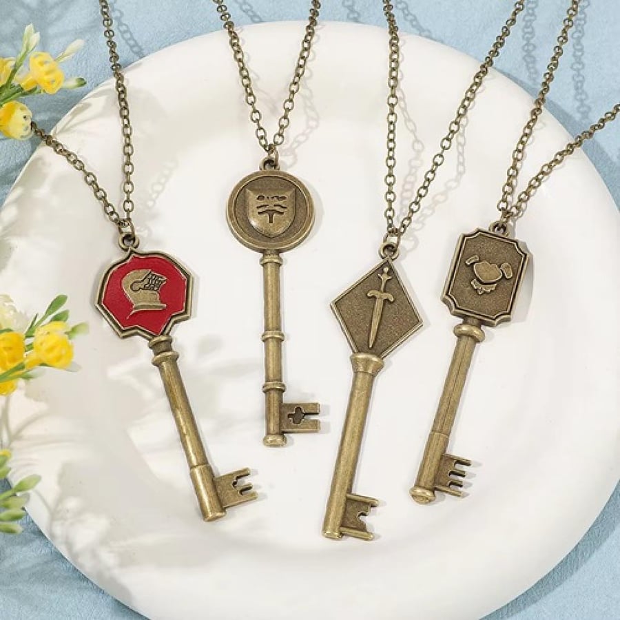 طقم قلائد مفاتيح قصر سبنسر الكلاسيكية (Resident Evil 1: Spencer Mansion 4-Key Bronze Necklace Set) - الإصدار التراثي العتيق طقم مكون من 4 مفاتيح وقلائد برونزية