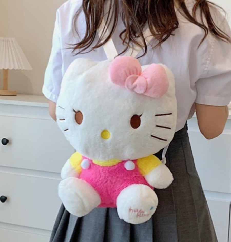 حقيبة ظهر هيلو كيتي الفروية المجسمة من سانريو (Sanrio: Hello Kitty Plush Backpack) - خامة قطيفة فائقة النعومة بالفيونكة الوردية والزي الكلاسيكي الملون