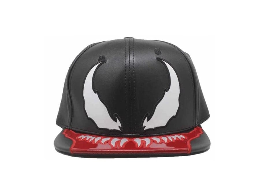 قبعة مارفل فينوم سناباك من الجلد الفاخر بتصميم الوجه المفترس (Marvel Comics: Venom Face PU Leather Snapback Cap) - خامة جلدية سوداء فخمة مع عيون السيمبيوت البيضاء وأسنان الفك الحادة المطرزة على الحافة