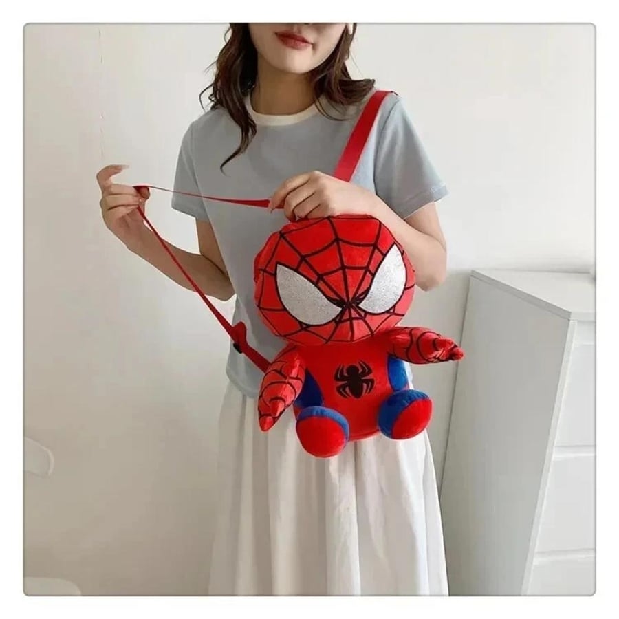 حقيبة ظهر سبايدرمان الفروية المجسمة من مارفل (Marvel: Spider-Man 3D Plush Backpack) - خامة قطيفة مخملية فائقة النعومة بعيون فضية لامعة وتطريز شبكة العنكبوت الأيقونية