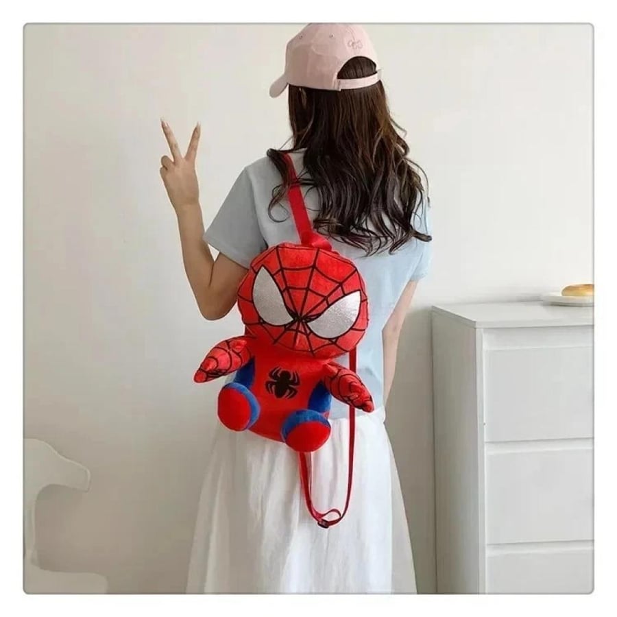 حقيبة ظهر سبايدرمان الفروية المجسمة من مارفل (Marvel: Spider-Man 3D Plush Backpack) - خامة قطيفة مخملية فائقة النعومة بعيون فضية لامعة وتطريز شبكة العنكبوت الأيقونية