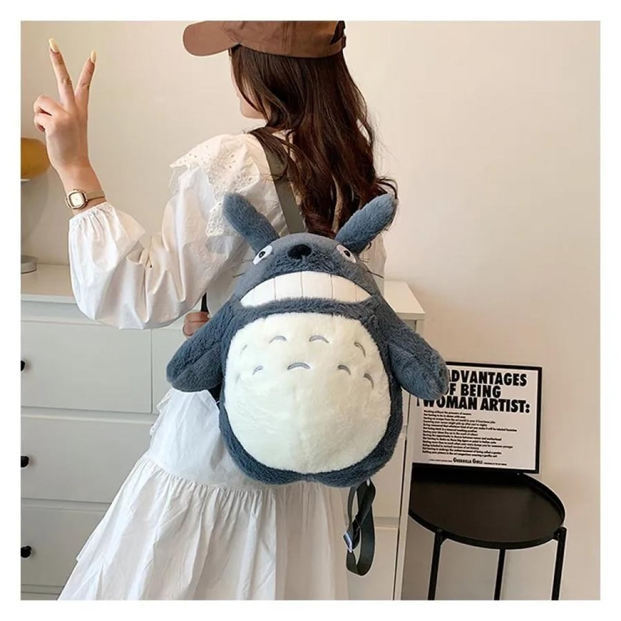 حقيبة ظهر توتورو الفروية المجسمة من استوديو غيبلي (Studio Ghibli: My Neighbor Totoro Plush Backpack 33cm) - خامة قطيفة فائقة النعومة بابتسامة توتورو العريضة وتصميم دمية العناق ثلاثية الأبعاد