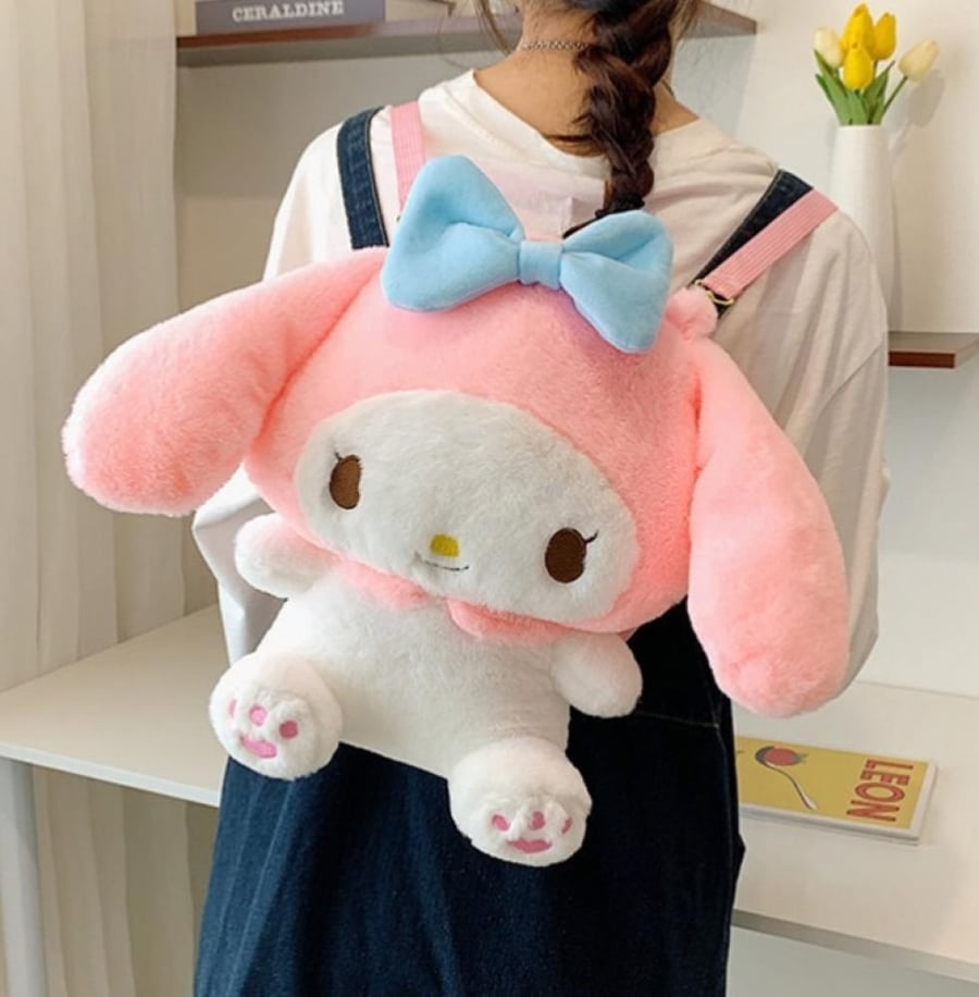 حقيبة ظهر ماي ميلودي الفروية المجسمة من سانريو (Sanrio: My Melody Plush Backpack / Shoulder Bag) - خامة قطيفة فائقة النعومة بفيونكة سماوية وآذان أرنب متدلية لطيفة