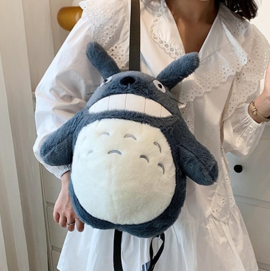 حقيبة ظهر توتورو الفروية المجسمة من استوديو غيبلي (Studio Ghibli: My Neighbor Totoro Plush Backpack 33cm) - خامة قطيفة فائقة النعومة بابتسامة توتورو العريضة وتصميم دمية العناق ثلاثية الأبعاد