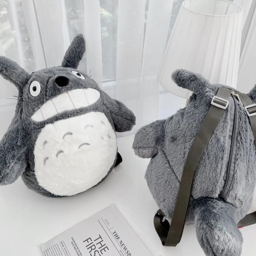 حقيبة ظهر توتورو الفروية المجسمة من استوديو غيبلي (Studio Ghibli: My Neighbor Totoro Plush Backpack 33cm) - خامة قطيفة فائقة النعومة بابتسامة توتورو العريضة وتصميم دمية العناق ثلاثية الأبعاد