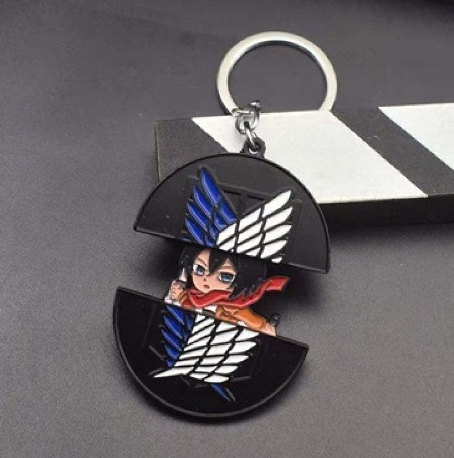 ميداليات هجوم العمالقة الميكانيكية المبتكرة (Attack on Titan Retractable Metal Keychains) - شعار ينفتح ليكشف عن بطلك المفضل