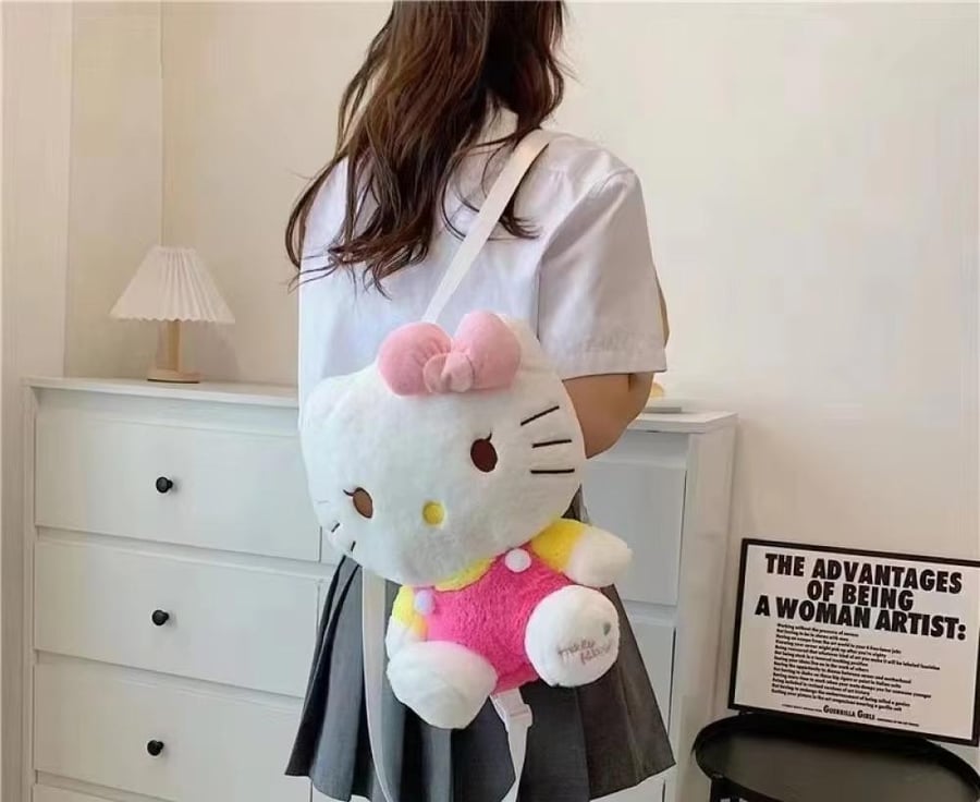 حقيبة ظهر هيلو كيتي الفروية المجسمة من سانريو (Sanrio: Hello Kitty Plush Backpack) - خامة قطيفة فائقة النعومة بالفيونكة الوردية والزي الكلاسيكي الملون