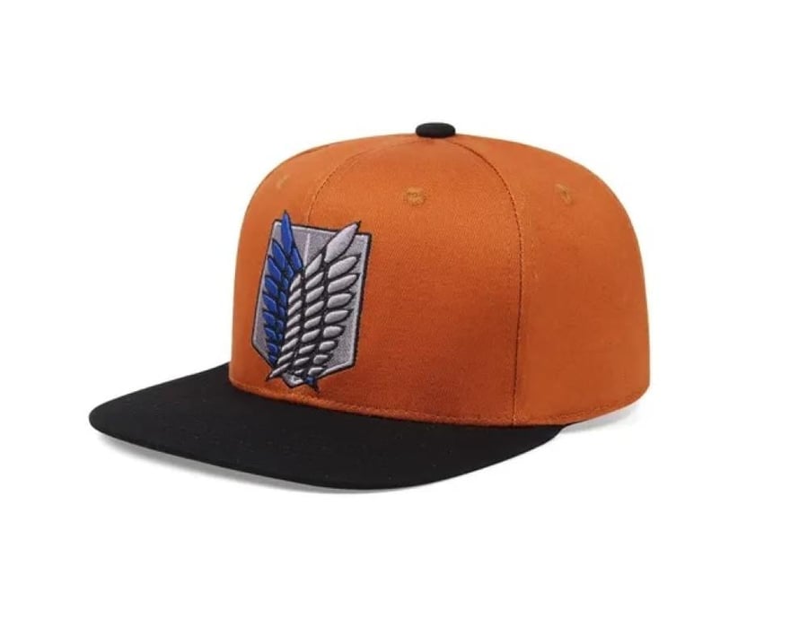 قبعة هجوم العمالقة سناباك بشعار فيلق الاستطلاع (Attack on Titan: Scout Regiment Wings of Freedom Snapback Cap) - تصميم برتقالي تكتيكي بحافة سوداء وتطريز أجنحة الحرية ثلاثي الأبعاد