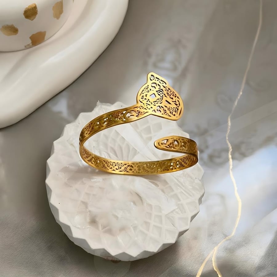 اساور انيقه تصميم حرف مزخرف مطليه ذهب