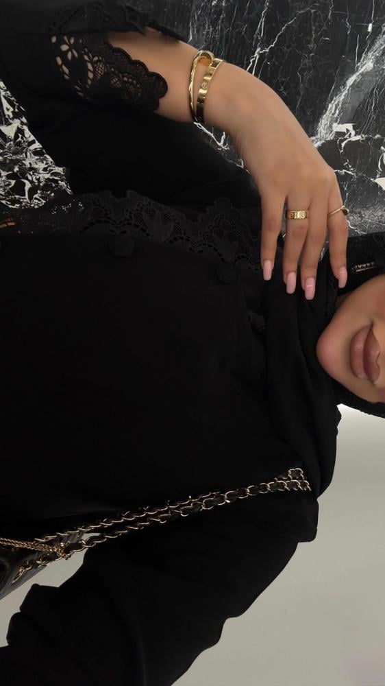 عباية راقية بتفاصيل دانتيل فاخرة