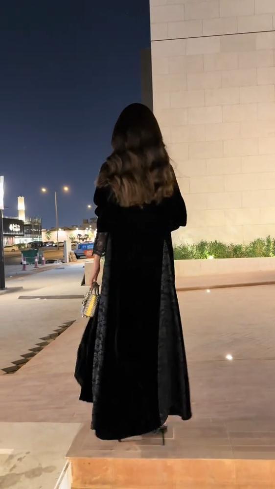 عباية مخمل كوري مع دانتيل فرنسي