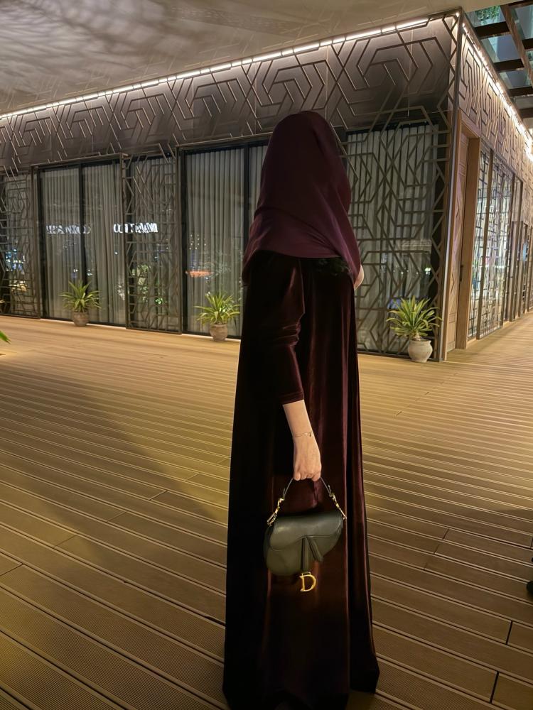 عباية مخمل كوري بلمعة أنيقة