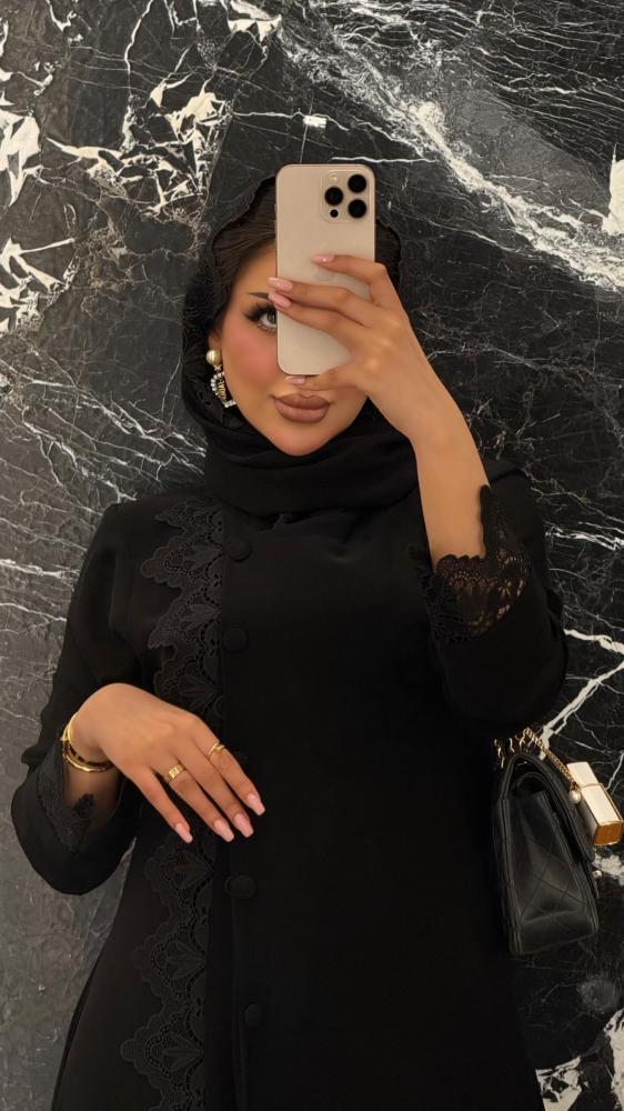 عباية راقية بتفاصيل دانتيل فاخرة