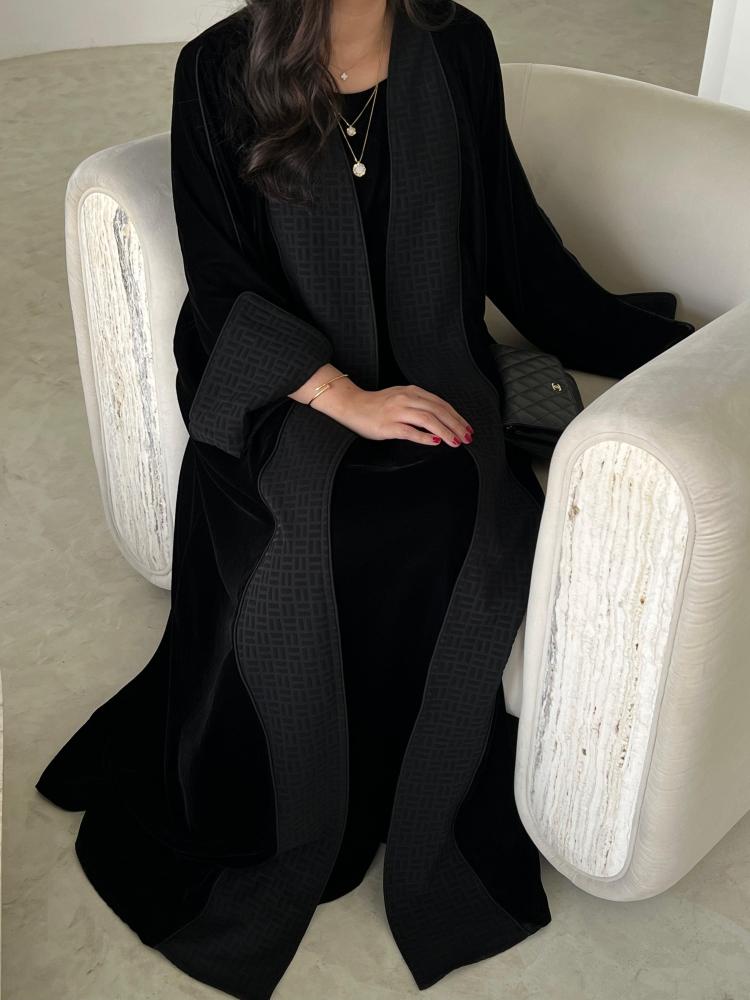 عباية مخمل بتفاصيل فاخرة - عبايات ثراء