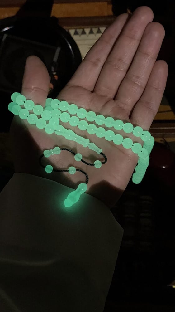 مسباح بكلايت أبيض مضيء للأخضر 8 مل – 65 خرزة بتمليكة