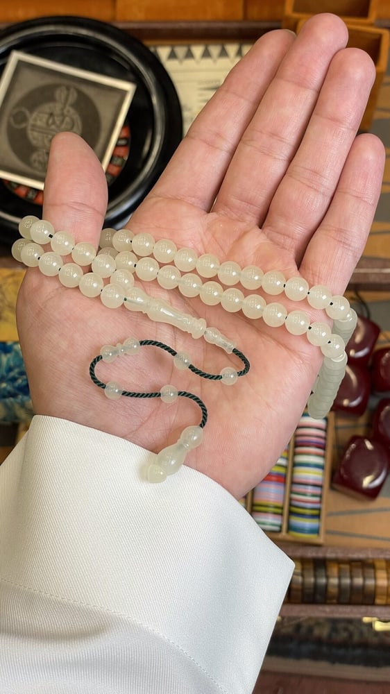 مسباح بكلايت أبيض مضيء للأخضر 8 مل – 65 خرزة بتمليكة