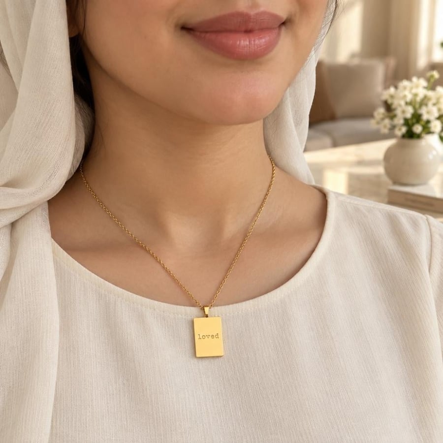 سلسال بالاسم بقلادة مستطيلة أثناء الاستخدام