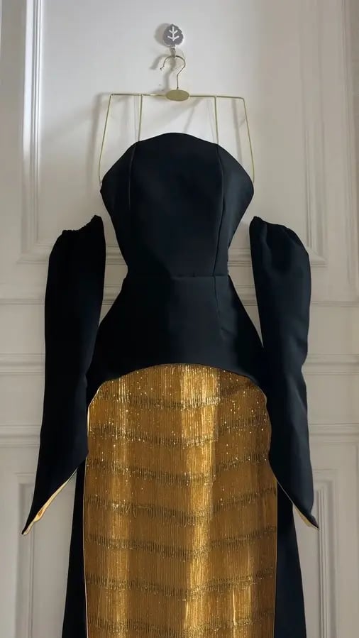 فستان سهرة أسود وذهبي هدب