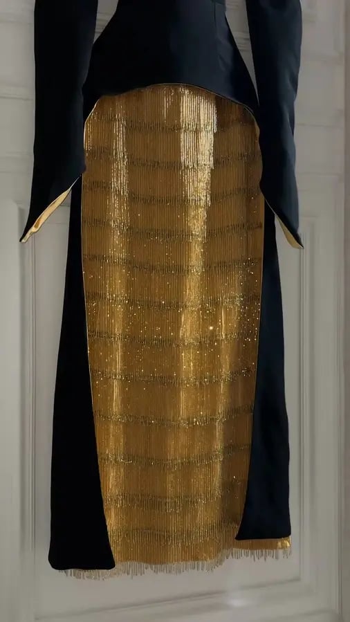 فستان سهرة أسود وذهبي هدب