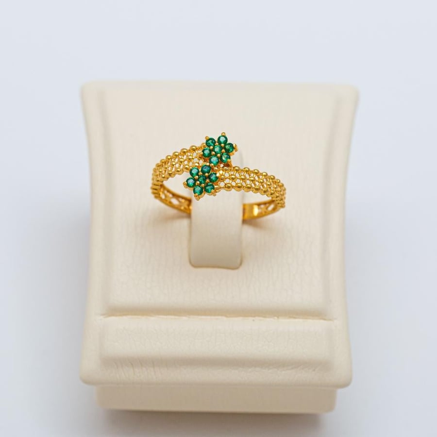 Gold ring soft with green stones design flowers